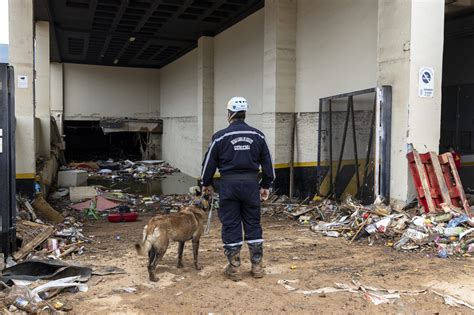 Inondazioni A Valencia 95 Morti E Decine Di Dispersi Strade Come