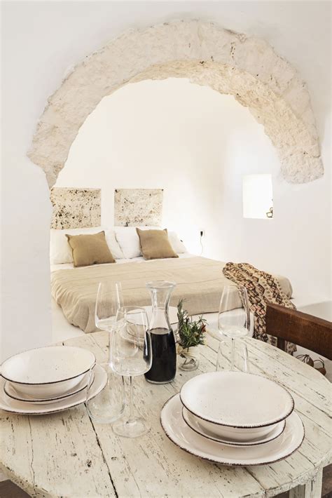 Interno di un trullo. Interior design trullo. Bedroom in trullo. Trulli del Bosco, Alberobello ...