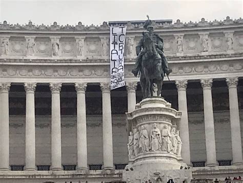 Striscione E Fumogeni Per Cospito All Altare Della Patria DIRE It