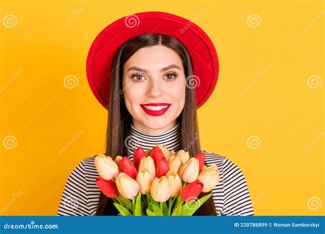 Fotografia De Uma Jovem Alegre Garota Feliz Sorriso Positivo Segura