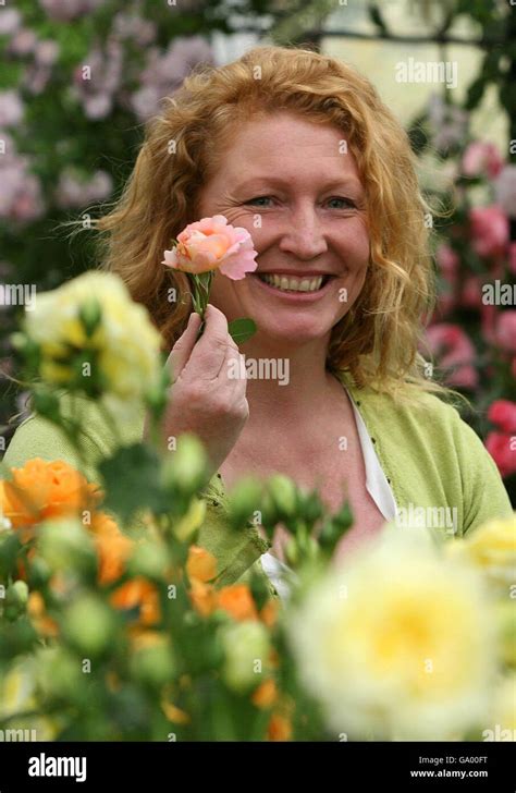 Charlie Dimmock Chelsea Flower Show Fotos Und Bildmaterial In Hoher