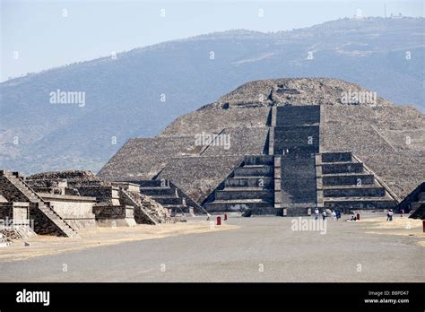 La Pirámide De La Luna En Teotihuacán En Ciudad De México México Fotografía De Stock Alamy