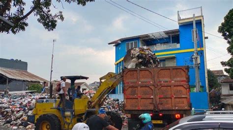 Sampah Puluhan Ton Di Satu Tps Di Bandung Tak Terangkut Imbas