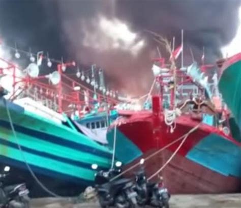 Kapal Terbakar Di Pelabuhan Tegal Water Cannon Ikut Dikerahkan