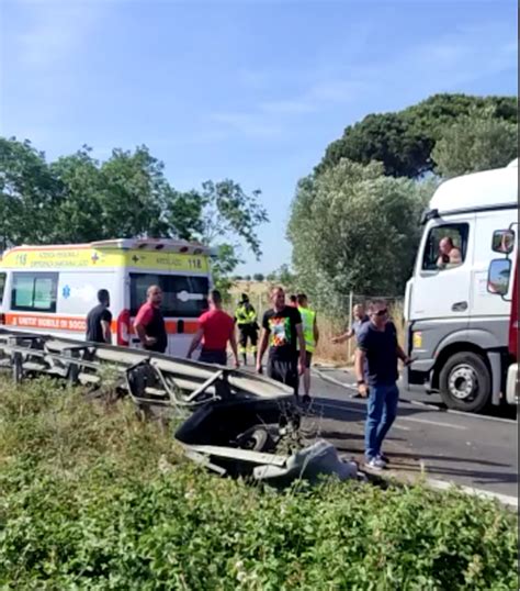 Pontina Terribile Incidente Tra Due Auto Vettura Si Ribalta Ci Sono