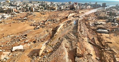 Effondrement D Un Barrage Et Inondations Catastrophiques Tuent Des