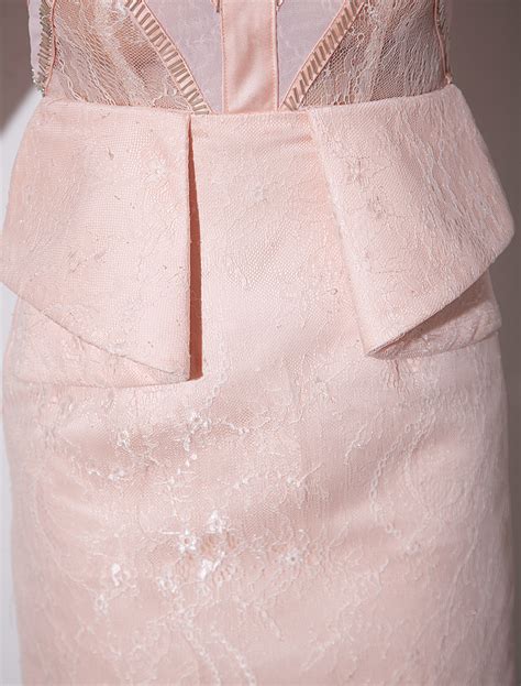 Robe élégante de cocktail nude fourreau en dentelle avec col rond et peplum Robes pour les