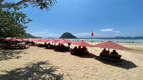 Pantai Pulau Merah Banyuwangi Pemandangan Yang Sangat Menawan Dengan