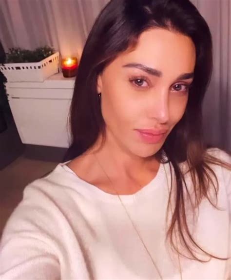 Belen Rodriguez Senza Trucco E Con 8 Nuovi Piercing Che Cool