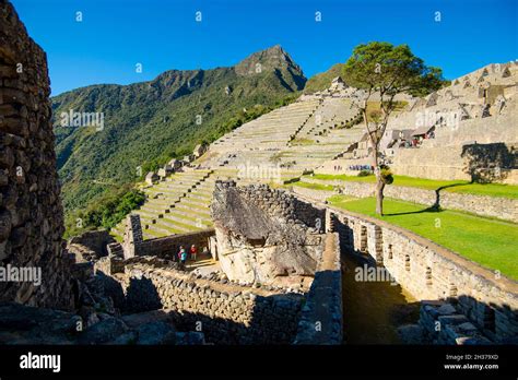 Templo Del C Ndor Y Vista De Las Terrazas De Machu Picchu Per