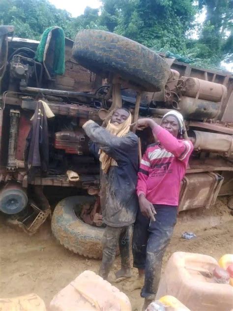 Accident D Un Camion De Boissons Dans Un Village Les Habitants Se