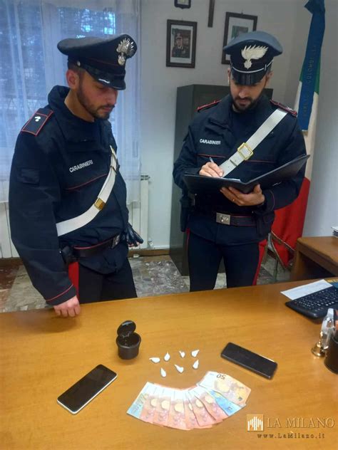 Perugia Getta Dallauto Sette Dosi Di Cocaina Arrestato 28enne Dai