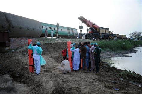 Pakist N Entierra A Las V Ctimas Del Accidente De Tren Con Muertos Y