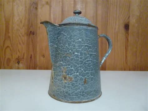 ANCIENNE CAFETIÈRE OU carafe en tôle émaillée grise mouchetée blanc