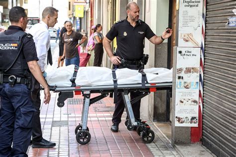 Levantan el cadáver de la mujer hallada muerta en una vivienda de Las