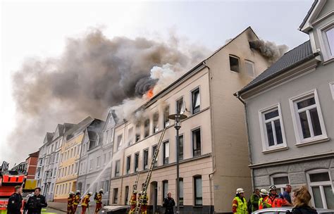 Feuer In Flensburg Helden Auf Der Einen Gaffer Auf Der Anderen Seite