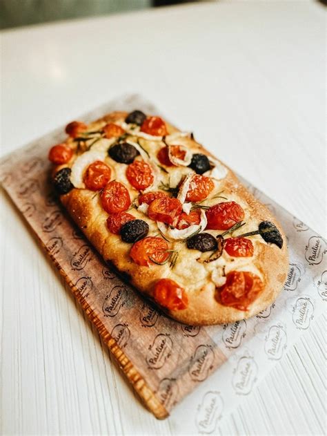 Focaccia Con Tomates Cherry Y Romero