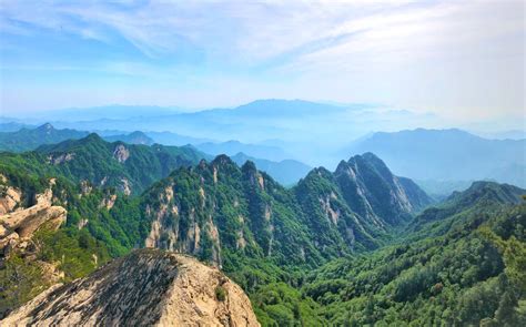 洛阳白云山的风景完全超乎我的想象。层峦叠嶂，群峰竞秀 洛阳白云山 群峰 金殿 新浪新闻