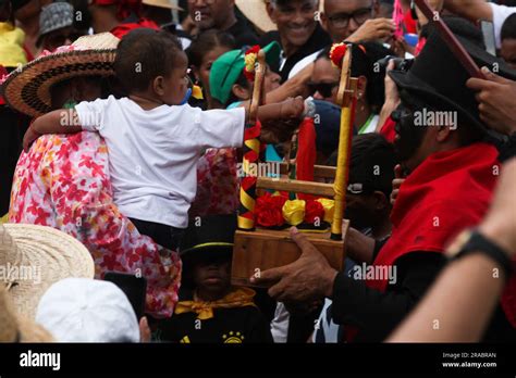 Guatire Miranda Venezuela De Junio De Un Ni O Toca La