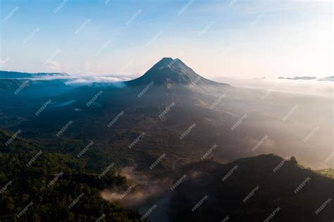 Hermosa Vista Del Amanecer Y La Niebla En El Volcán Batur Kintamani