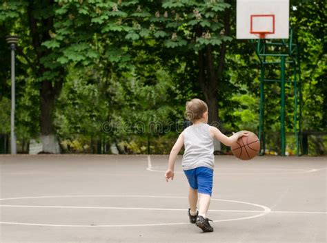 Junger Junge Der Basketball Spielt Stockbild Bild Von