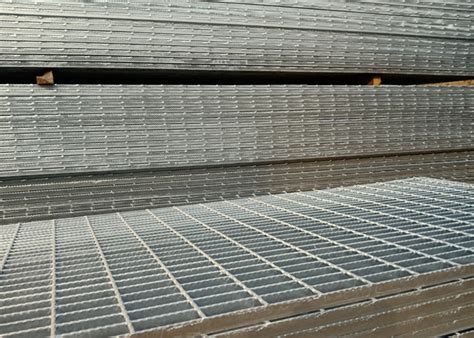 Hot Dip Galvanized Serrated Steel Grating For Anti Slip Bridge Decking