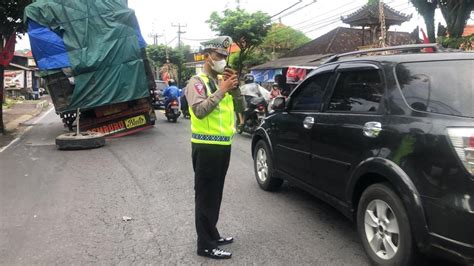 Truk Mogok Akibat As Roda Belakang Patah Jalur Denpasar Gilimanuk