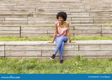 Retrato De Una Sentada Afroamericana Hermosa Joven Feliz De La Mujer