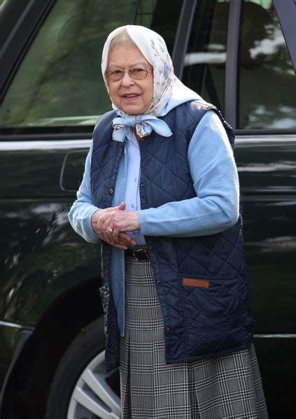 La reine d Angleterre Elizabeth II est apparue tout sourire après avoir