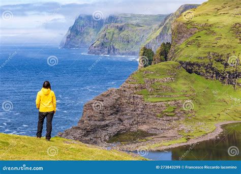 Turista En El Lago Sorvagsvatn O Islas Leitisvatn Faroe Imagen De