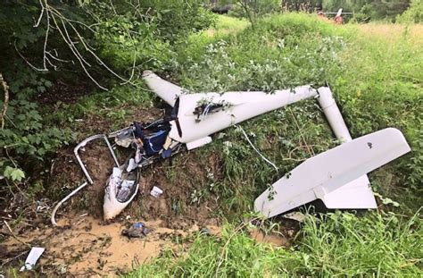 Pilot überlebt schwer verletzt Maschine in Trümmern Viele