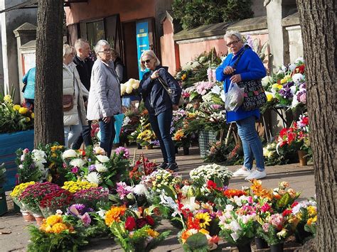 Policjanci Zadbaj O Bezpiecze Stwo Odwiedzaj Cych Cmentarze Radz Te