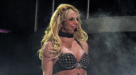 Britney Spears Adopts A British Accent At Her London Concert Britney Spears Just Jared