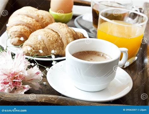 Desayuno Franc S Con Caf La Flor Y Los Cruasanes Imagen De Archivo