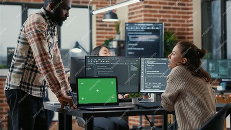 Programmeur Travaillant Au Bureau Avec Plusieurs écrans D Ordinateur Et Ordinateur Portable Avec