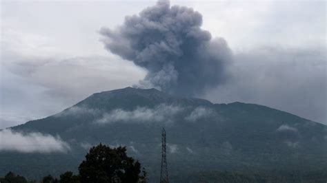 Volcano Eruption In Indonesia Causes 828 To Flee Their Homes