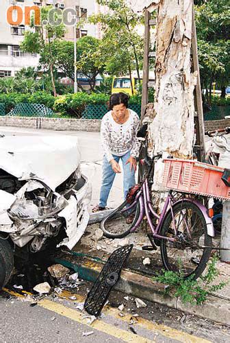 房車撞的士再撼樹兩傷 東方日報