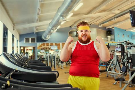 Um Homem Gordo Faz Impulso Ups Do Assoalho No Gym Imagem De Stock