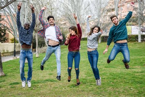 Groupe Des Jeunes Sautant Ensemble Dehors Photo Stock Image Du