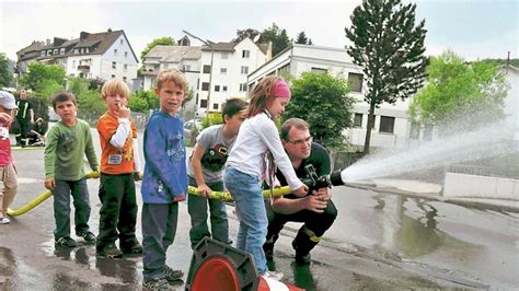 Awo Kindergarten Rasselbande besucht das Feuerwehrgerätehaus an der