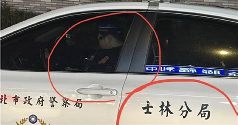 目擊員警開車滑手機他下秒回敬不雅手勢！ 下場曝光 社會 Ctwant