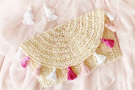 Beautiful And Fashionable Evelyn Crochet Clutch