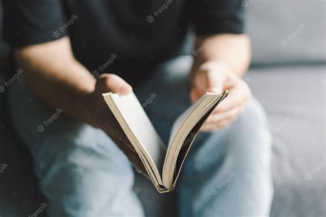 El Hombre Cristiano Sostiene La Santa Biblia En Las Manos Leyendo La