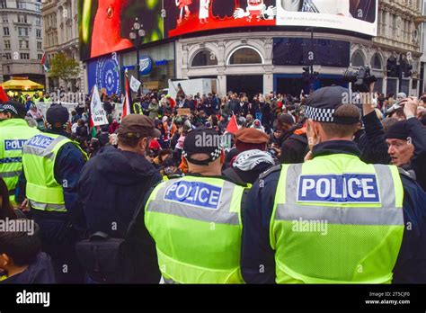 London Uk 4th November 2023 Pro Palestine Protesters Sit And Block