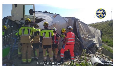 Un camionero herido grave tras volcar el tráiler que conducía en la A4