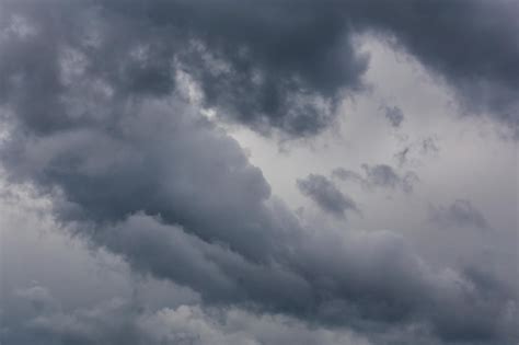 Cenário escuro de nuvens de tempestade cinzentas recebidas Foto Premium