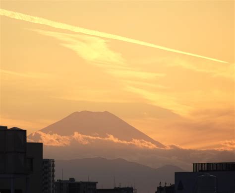 綺麗な夕日に照らされた富士山と飛行機雲 ねこにゃんのブログ