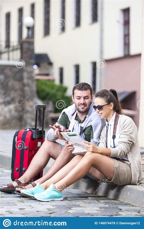 Pares Cauc Sicos Que Tienen Un Viaje Alrededor De La Ciudad Con