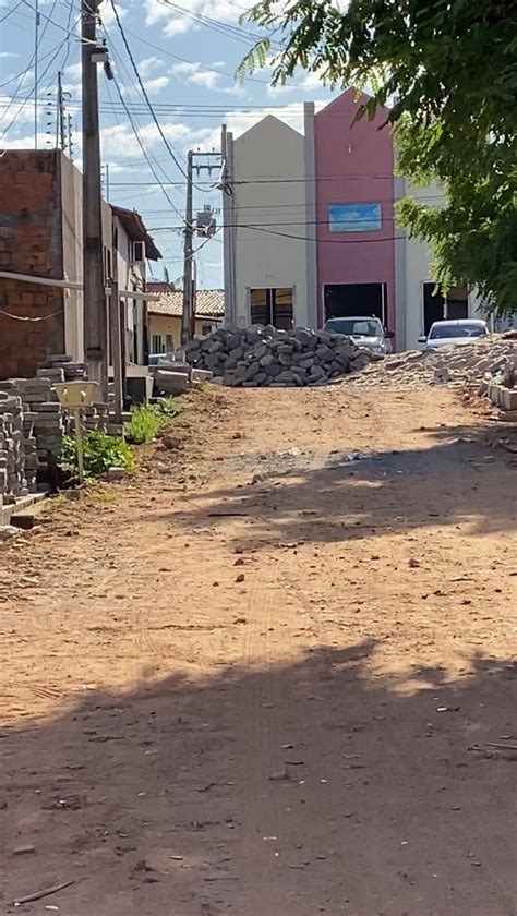 Moradores Reclamam De Rua Fechada Por Bloquetes De Obra Parada