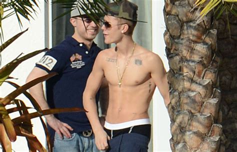 Justin Bieber sai no jardim de hotel só de cueca Music Teen Brasil